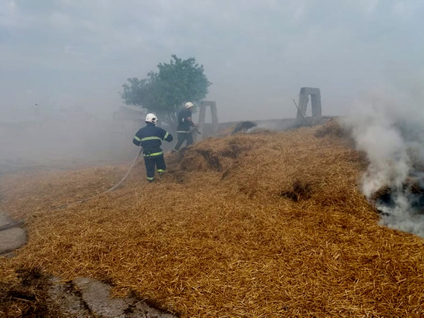 На Николаевщине огонь на ферме уничтожил «ВАЗ» и 4 тонны соломы