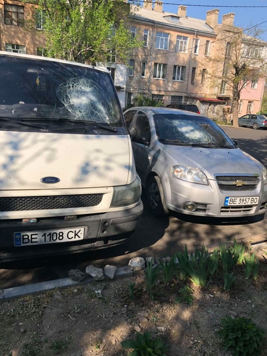 В Николаеве неизвестные продолжают бить авто: «Форд» и «Шевроле» закидали камнями