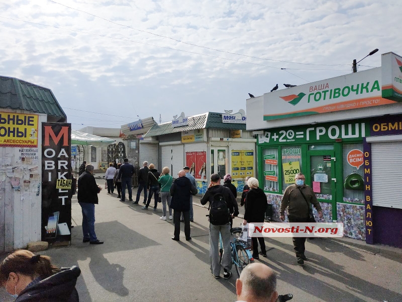 В Николаеве открыли Центральный рынок: на входе образовалась «правильная» очередь