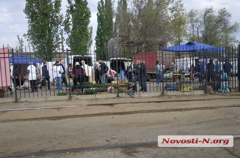 Карантин не для всех: пока официальные рынки в Николаеве закрыты, стихийные работают