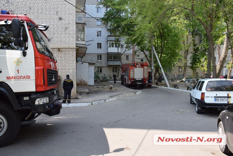 Пожар на 1 мая: в Николаеве из горящей квартиры вынесли женщину без сознания