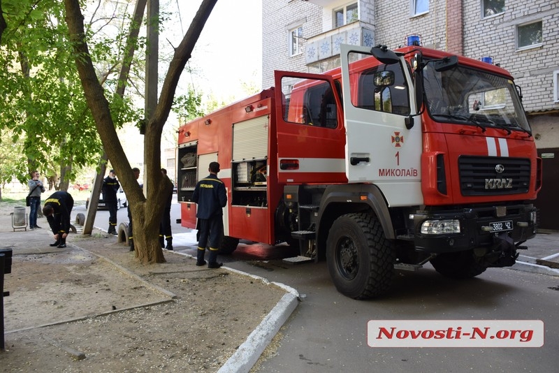 Пожар на 1 мая: в Николаеве из горящей квартиры вынесли женщину без сознания