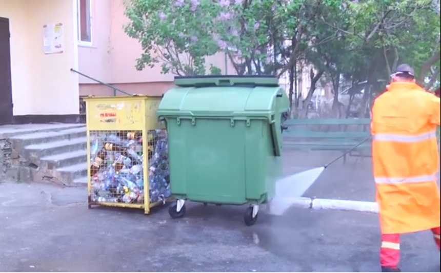 В Николаеве начали дезинфицировать мусорные контейнеры. ВИДЕО