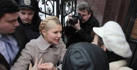 Янукович разрешил Тимошенко выйти из СИЗО