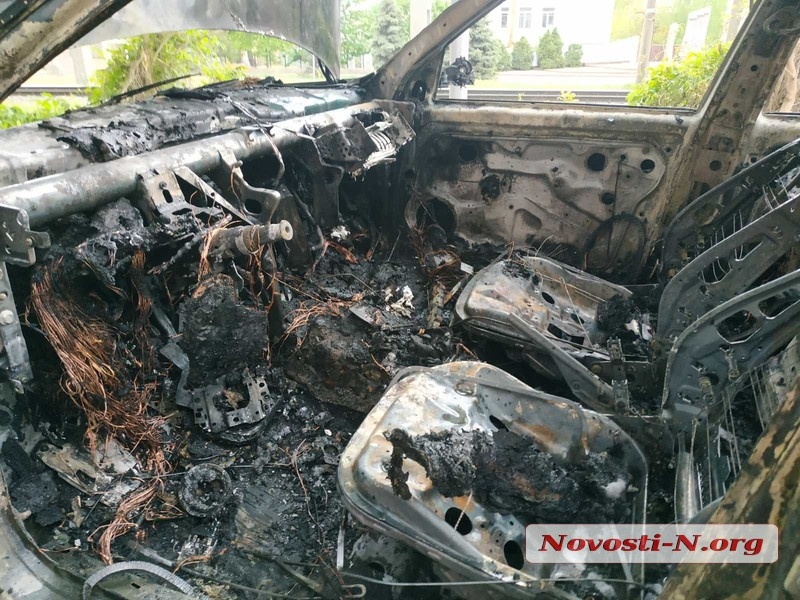 В Николаеве взорвался автомобиль «Фольксваген». Видео