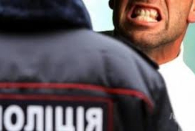 В Черкасской области пьяный чиновник покусал полицейского