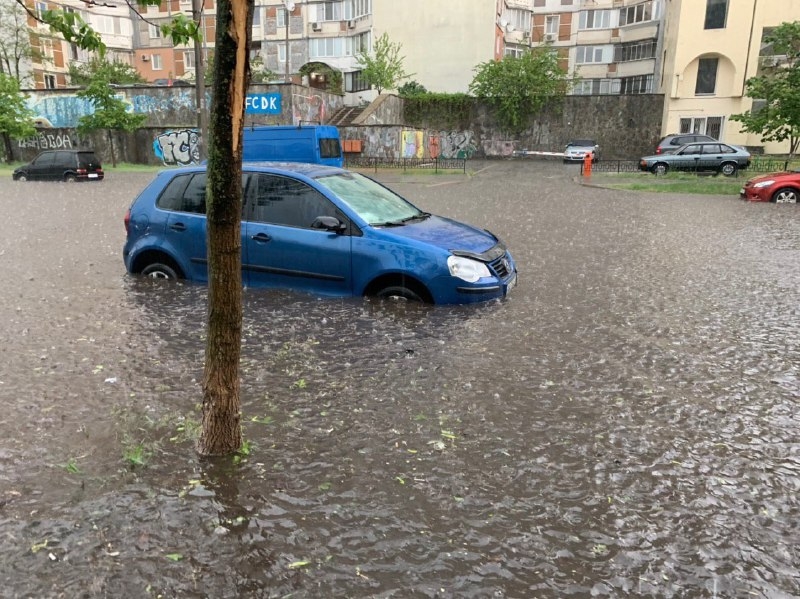 Медленно плывут автомобили