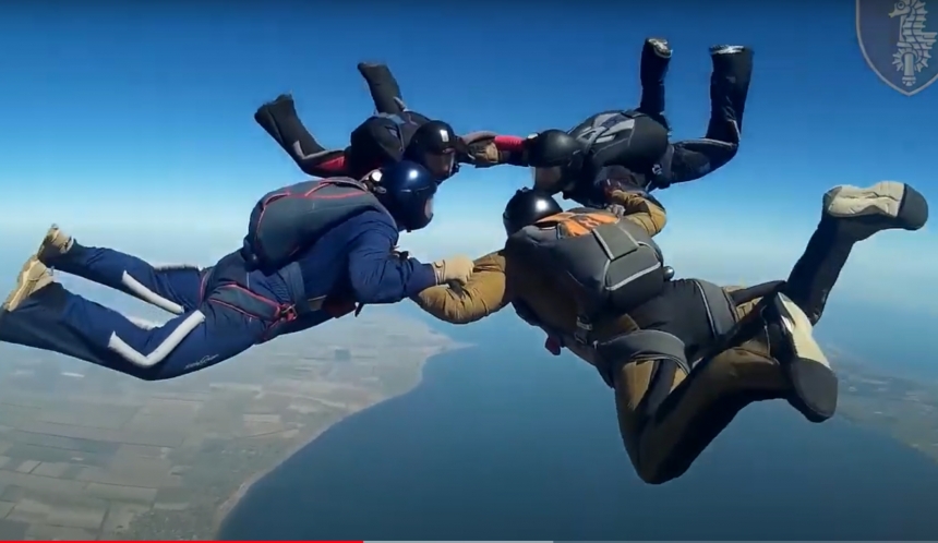 Очаковские парашютисты показали прыжки с элементами групповой акробатики на высоте 4 км. ВИДЕО