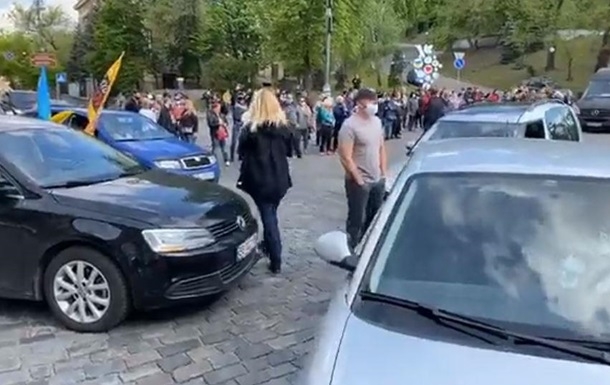 Протестующие перекрыли движение в центре Киева
