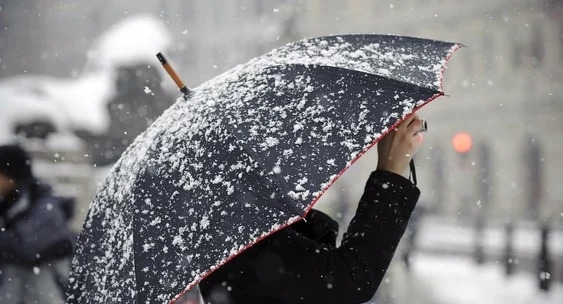 В Украину идут дожди с грозами и снег с морозами