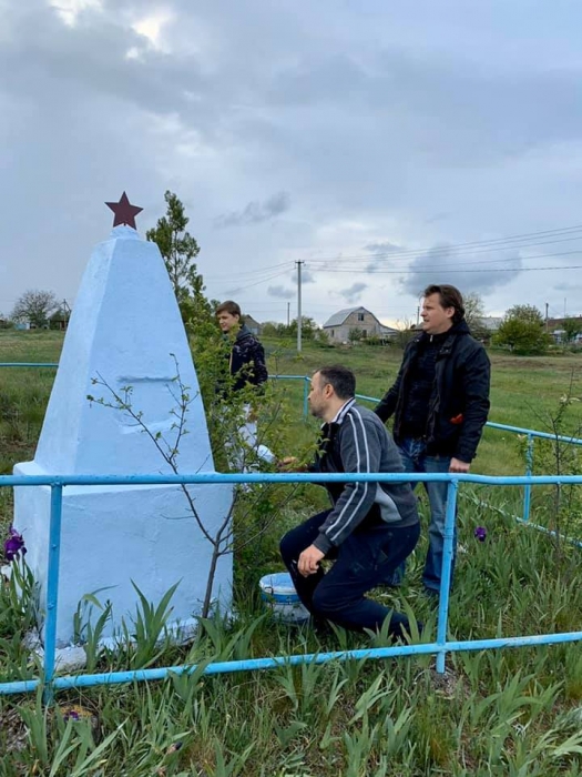 Вице-мэр Омельчук с детьми навел порядки на братской могиле