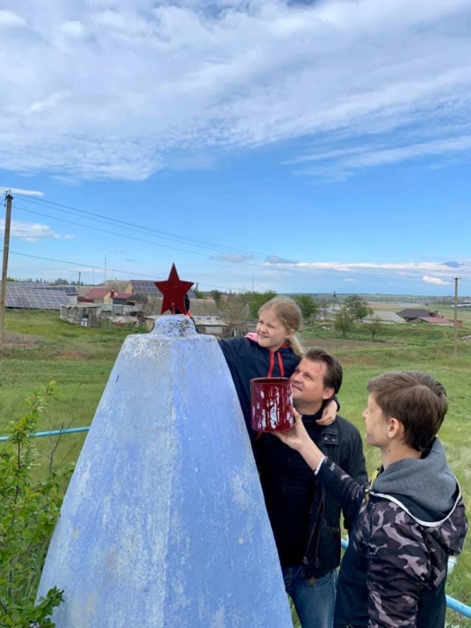 Вице-мэр Омельчук с детьми навел порядки на братской могиле
