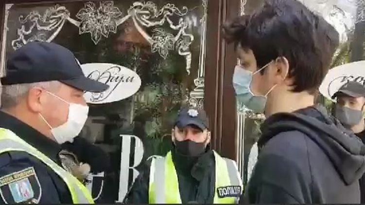 В Киеве задержали парня, который пришел возложить цветы