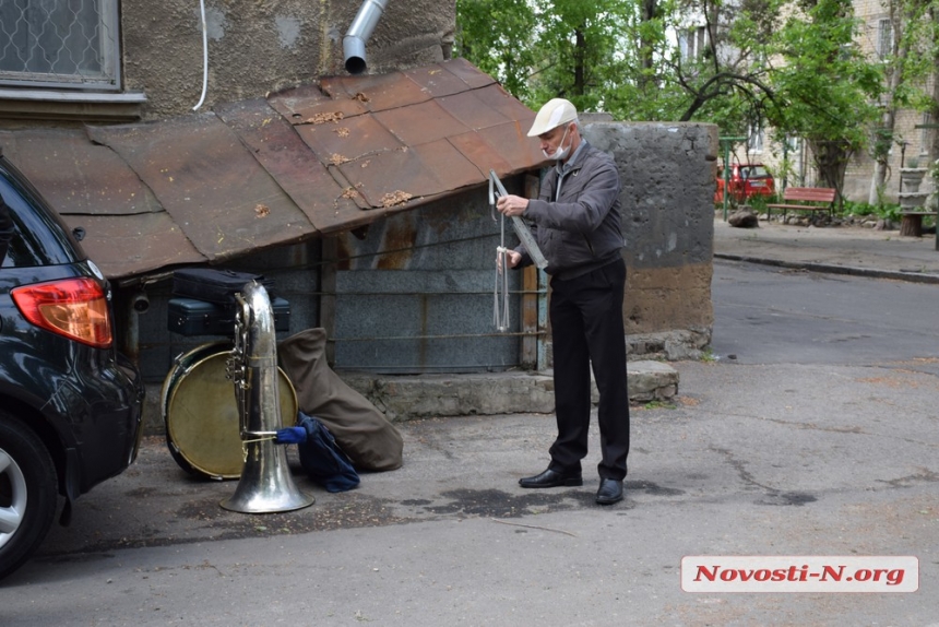 В Николаеве освободителя города с Днем Победы поздравили депутаты и духовой оркестр. ВИДЕО