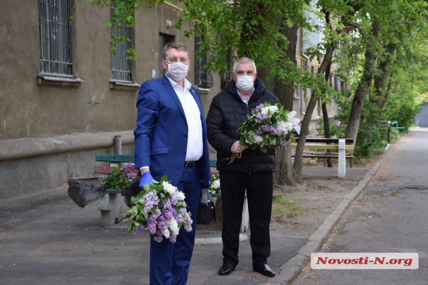 В Николаеве освободителя города с Днем Победы поздравили депутаты и духовой оркестр. ВИДЕО