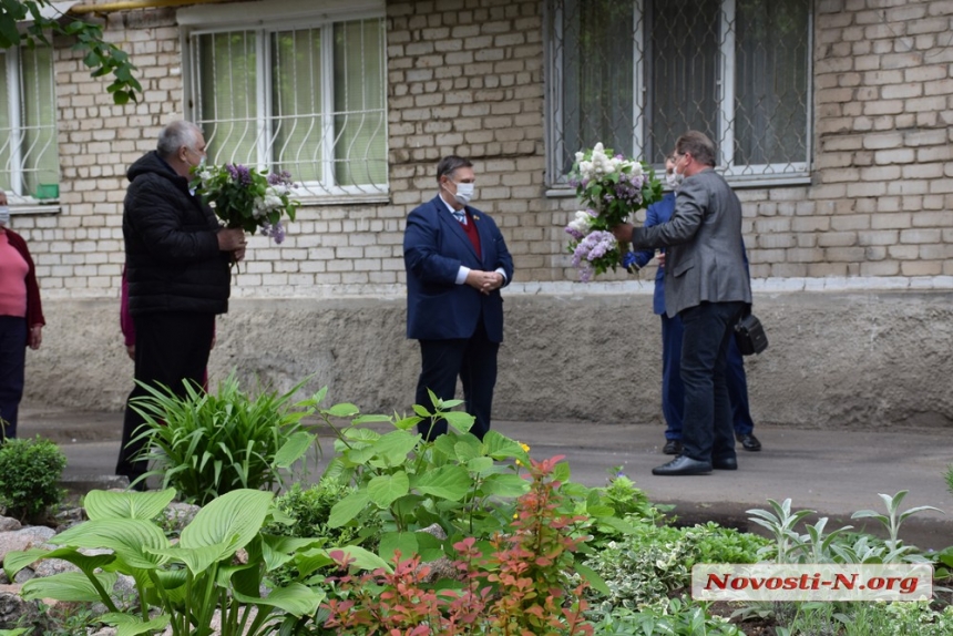 В Николаеве освободителя города с Днем Победы поздравили депутаты и духовой оркестр. ВИДЕО