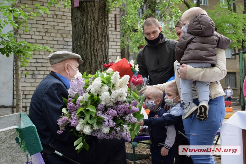 В Николаеве освободителя города с Днем Победы поздравили депутаты и духовой оркестр. ВИДЕО