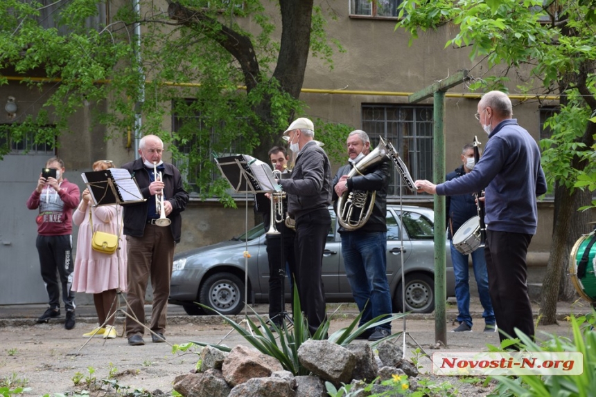 В Николаеве освободителя города с Днем Победы поздравили депутаты и духовой оркестр. ВИДЕО