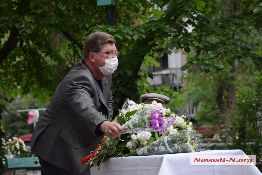 В Николаеве освободителя города с Днем Победы поздравили депутаты и духовой оркестр. ВИДЕО