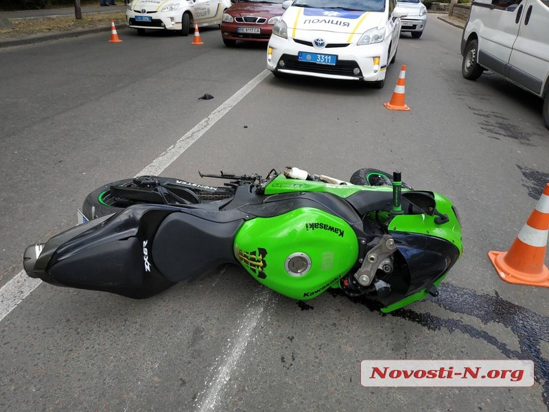 В Николаеве «Мерседес» сбил мотоциклиста — пострадавшего увезла «скорая»