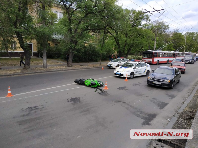 В Николаеве «Мерседес» сбил мотоциклиста — пострадавшего увезла «скорая»