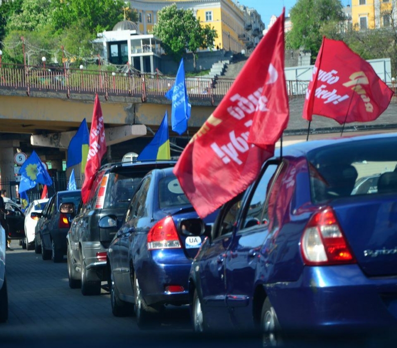 В Одессе автомобили ОПЗЖ и партии Шария заблокировали из-за красных флагов