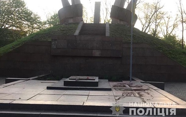 В Тернополе вандал разрисовал краской мемориал Второй мировой войны