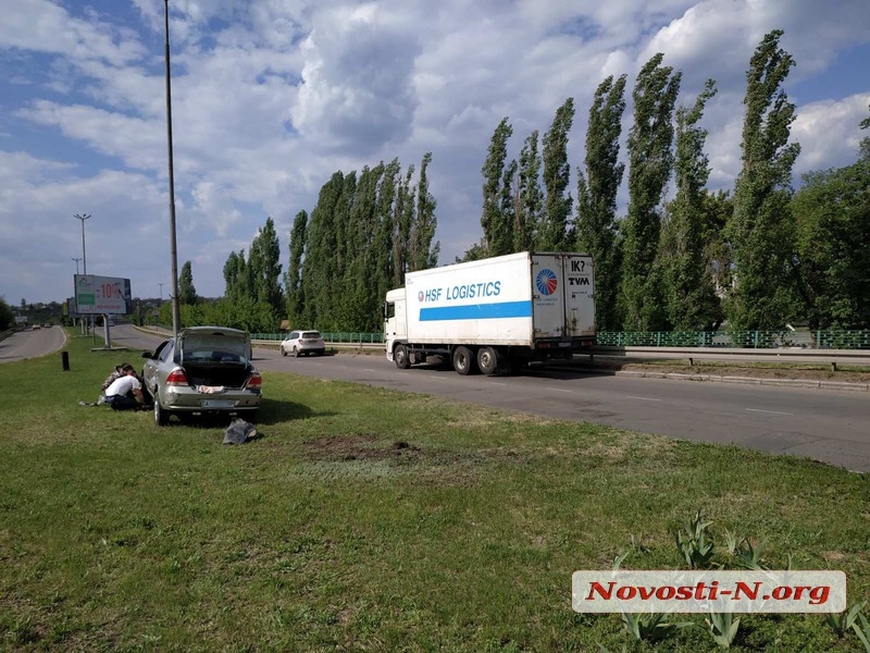 В центре Первомайска столкнулись легковушка «Ниссан» и грузовик «ДАФ»