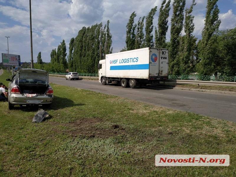 В центре Первомайска столкнулись легковушка «Ниссан» и грузовик «ДАФ»