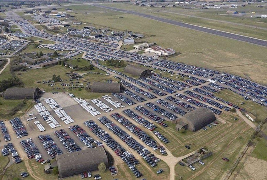 Парковку с тысячами нераспроданных из-за коронавируса автомобилей сняли с высоты птичьего полета
