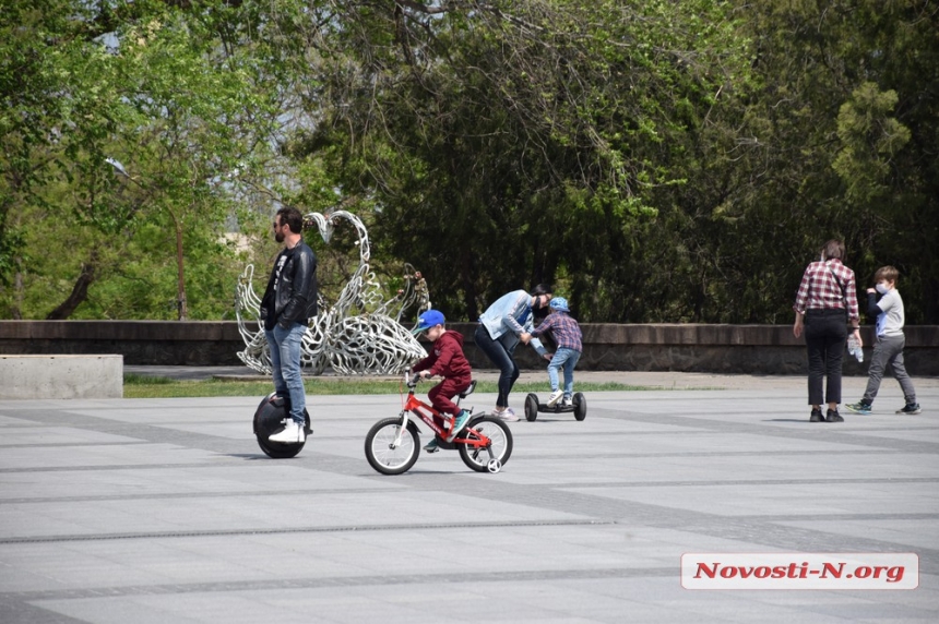 В первый день ослабления карантина николаевцы вышли кататься на роликах и велосипедах по главной площади