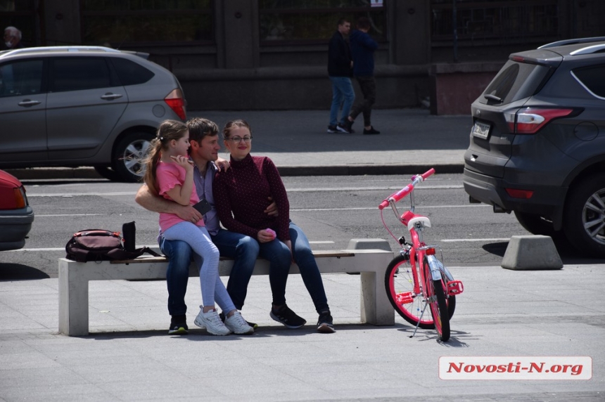 В первый день ослабления карантина николаевцы вышли кататься на роликах и велосипедах по главной площади