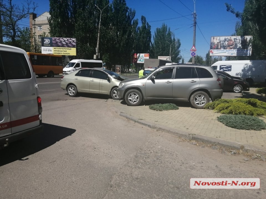 В Николаеве после столкновения с «Тойотой» автомобиль «Чери» вылетел на тротуар