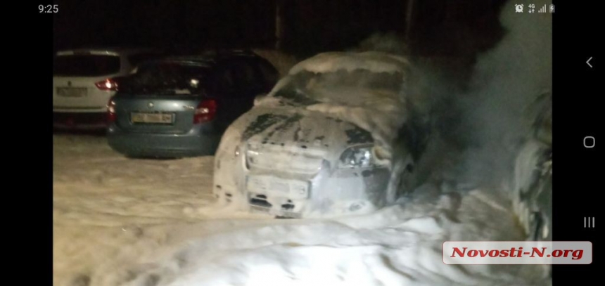 Ночью в Николаеве загорелись три автомобиля
