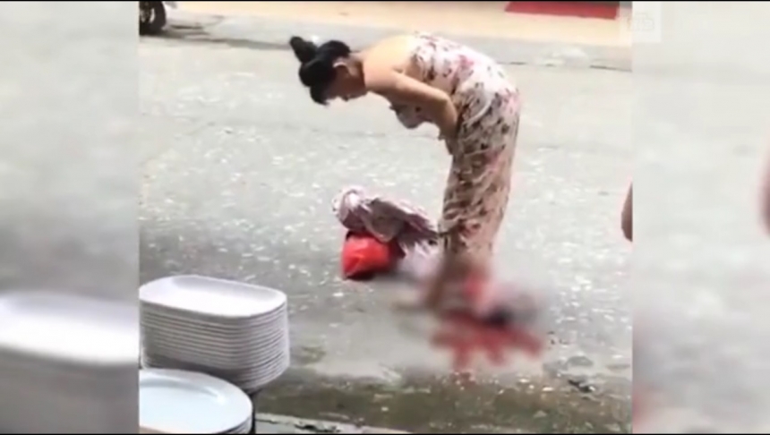 Женщина внезапно родила посреди улицы в Китае. Видео
