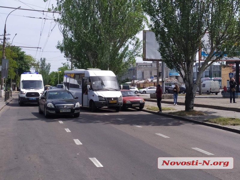 В центре Николаева столкнулись маршрутка и «Опель»: на проспекте огромная пробка