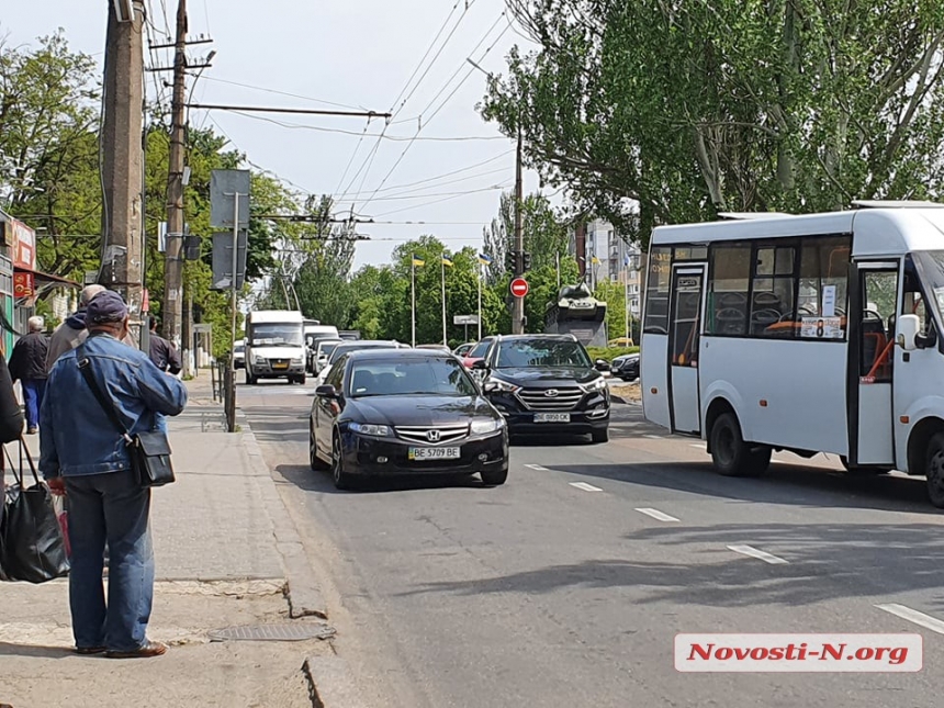 В центре Николаева столкнулись маршрутка и «Опель»: на проспекте огромная пробка