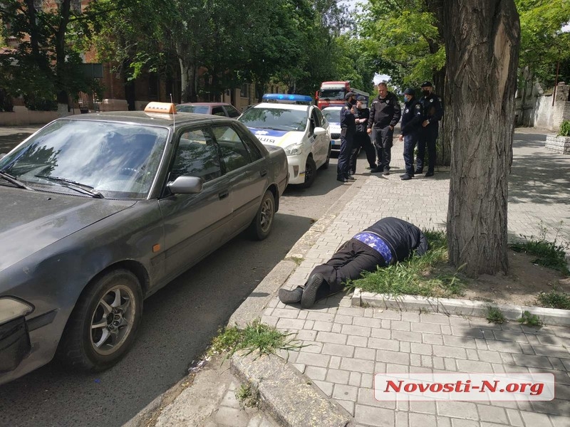В Николаеве пьяный таксист уснул на асфальте — в салоне авто нашли наркотики. Видео