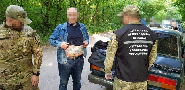 Житель Луганска приклеил к себе и попытался вывезти крупную сумму денег