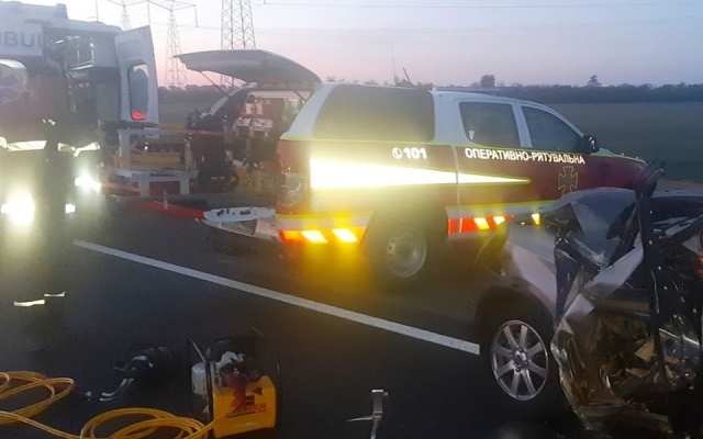 На Херсонщине «Шевроле» врезалось в грузовик: двух человек из легковушки вырезали спасатели