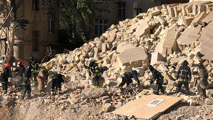 В Одессе обрушилась стена дома: под завалами могут быть люди. Видео