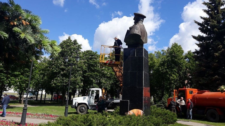 В Харькове вандалы облили краской памятник Жукову