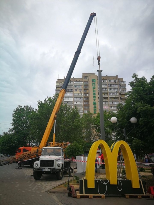 В Николаеве McDonalds демонтировал стелу с логотипом