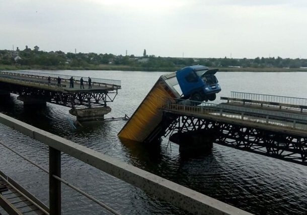Под грузовиком обрушился мост через залив Каховского водохранилища: авто зависло на краю