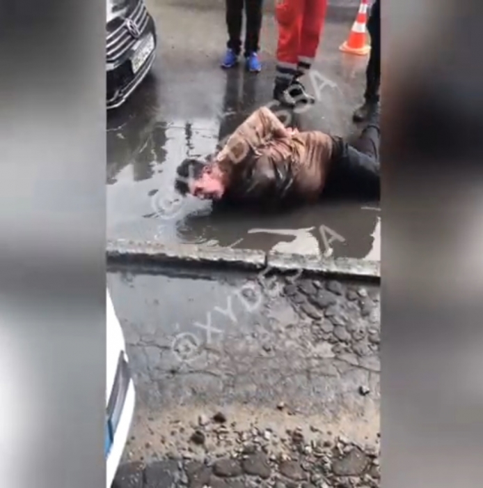 В Одессе пьяный водитель иномарки влетел на АЗС, протаранил троллейбус, а потом лакал воду из лужи. Видео