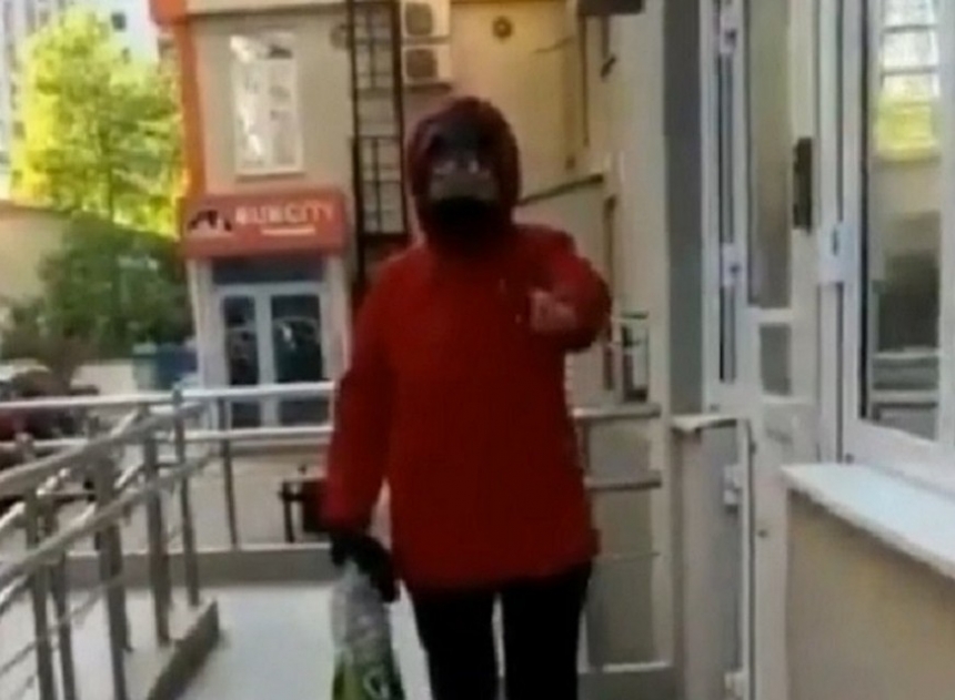 «Нет маски, пошла вон»: агрессивная пенсионерка с матом отгоняла от дома соседку и ее детей. Видео