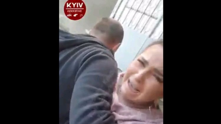 В Киеве таксист более 10 минут таскал за волосы и душил женщину. Видео