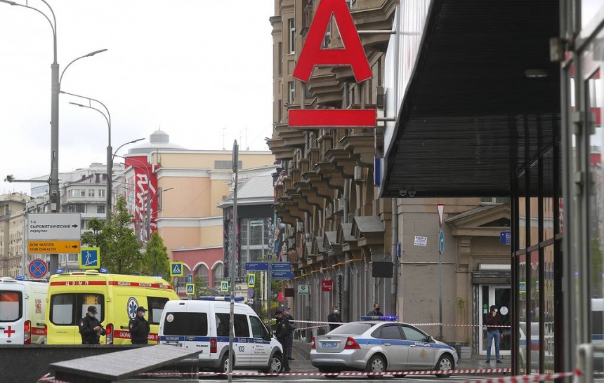 Захватчика банка в Москве задержали после штурма. ВИДЕО