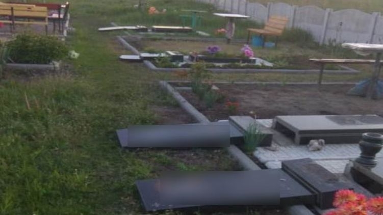 В Харьковской области дети 6-11 лет разгромили десятки могил на кладбище