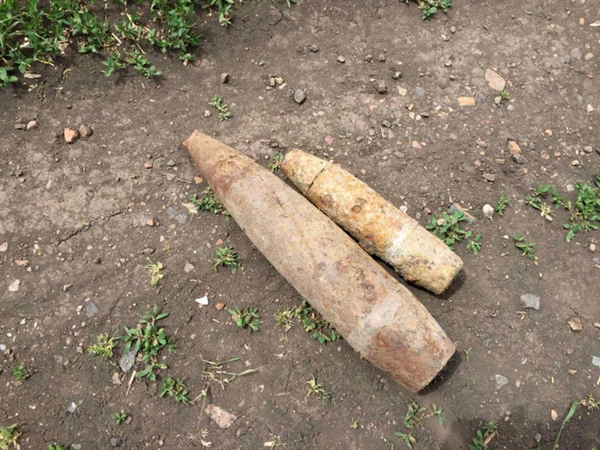 В Первомайском районе один снаряд нашли на берегу реки, еще два — в огороде